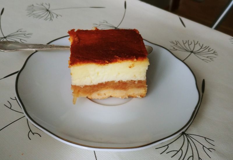 Szarlotko-sernik na kruchym spodzie Szarlotko-sernik na kruchym spodzie