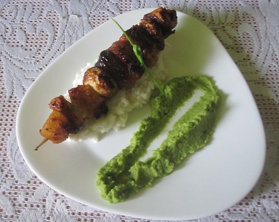 Szaszłyk marynowany w chutney'u z ryżem i puree