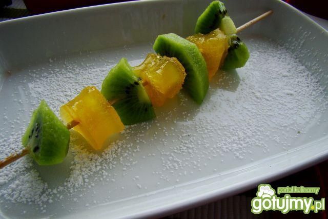 Szaszłyk  z galaretki i kiwi  Szaszłyk  z galaretki i kiwi