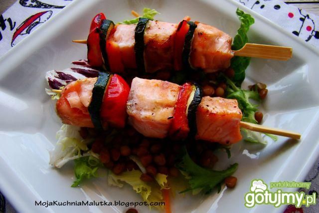 Szaszłyk z łososia na soczewicy 