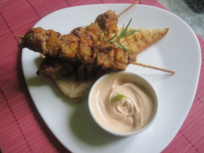 Szaszłyk z polędwiczki z ananasem w sosie satay