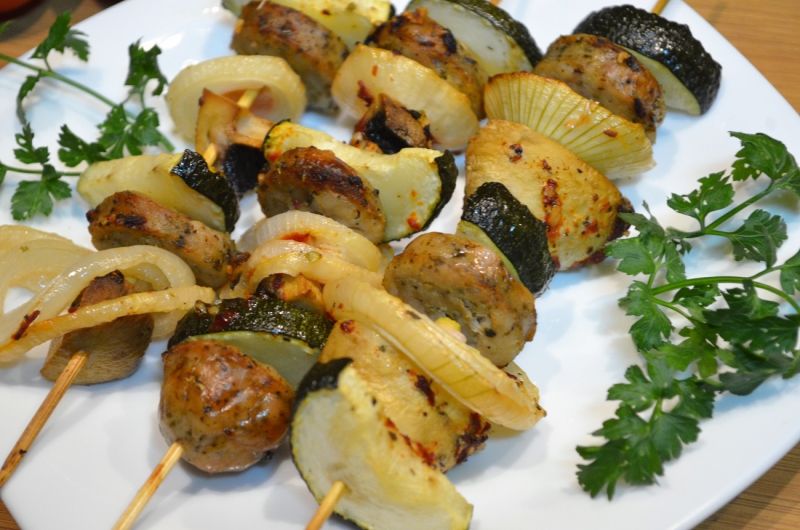 Szaszłyki biała kiełbasa, pieczarka, cukinia  Szaszłyki biała kiełbasa, pieczarka, cukinia