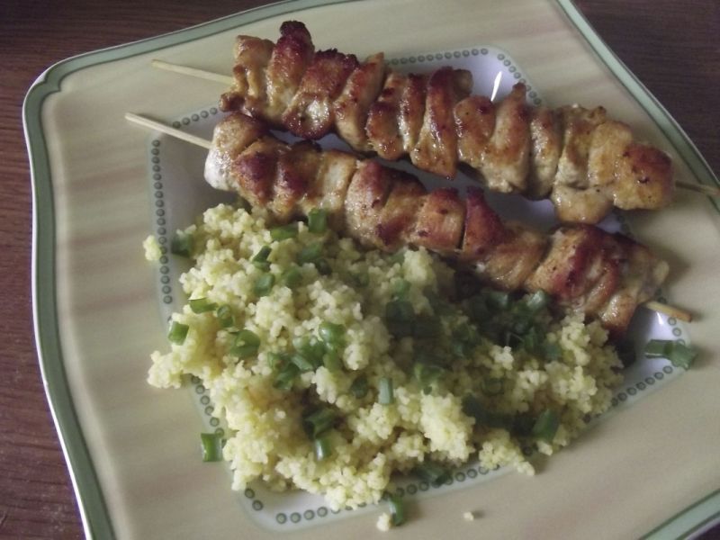 Szaszłyki curry z kuskusem Szaszłyki curry z kuskusem