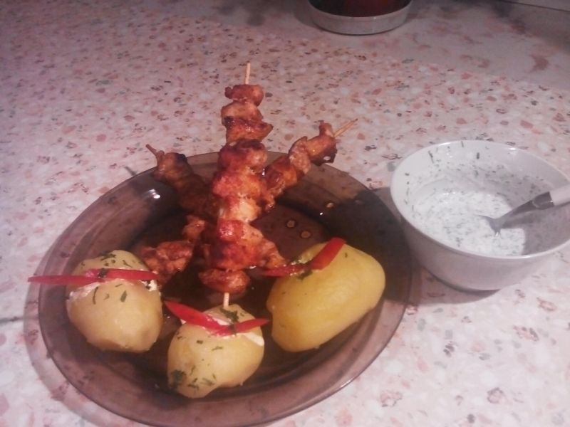 Szaszłyki drobiowe w ziemniaczkach z dipem