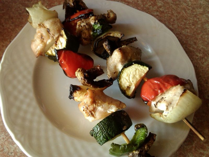 Szaszłyki drobiowe z cukinią i pieczarkami 