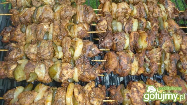 Szaszłyki drobiowe z kiszonym i cebulką Szaszłyki drobiowe z kiszonym i cebulką