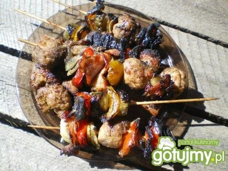 Szaszłyki kolorowe z kuleczkami mięsa Szaszłyki kolorowe z kuleczkami mięsa