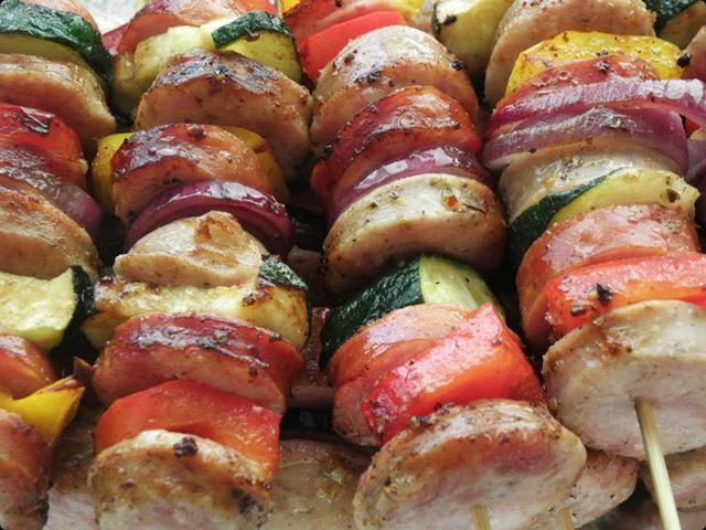 Szaszłyki na grill z białą kiełbasą. Szaszłyki na grill z białą kiełbasą.