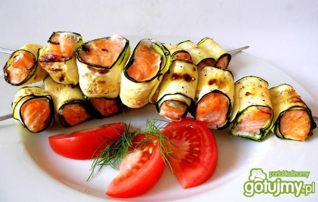 Szaszłyki rybne otulone cukinią