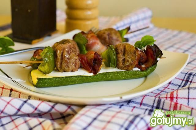 Szaszłyki w łódeczkach z cukinii Szaszłyki w łódeczkach z cukinii