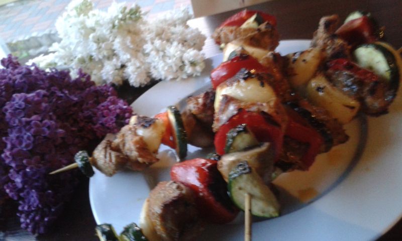 Szaszłyki warzywne z polędwiczką wieprzową