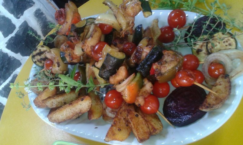 Szaszłyki warzywne z ziemniakami pieczonymi