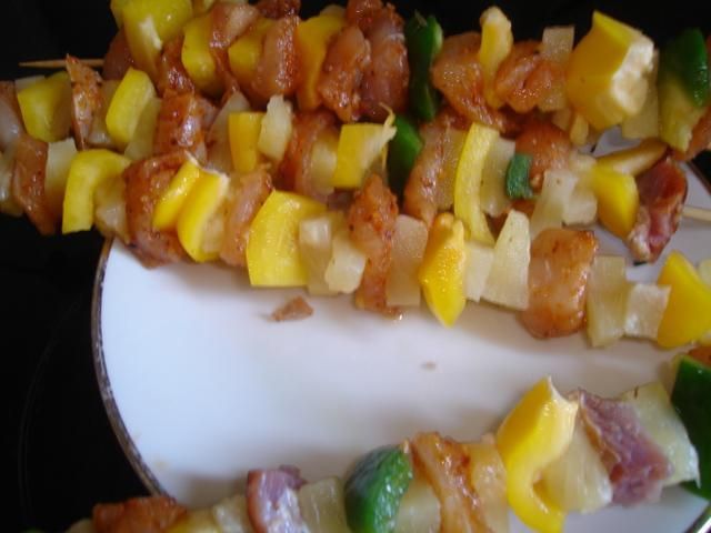 Szaszłyki z ananasem i papryką