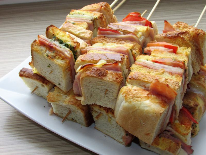 Szaszłyki z chleba tostowego Szaszłyki z chleba tostowego