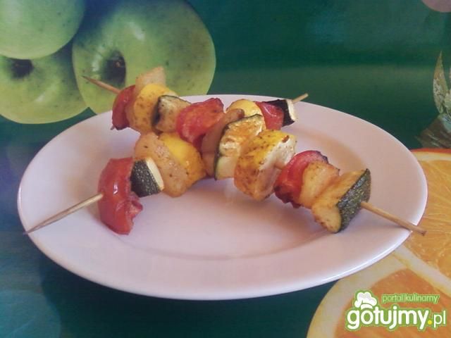 Szaszłyki z cukinii i ananasa. Szaszłyki z cukinii i ananasa.