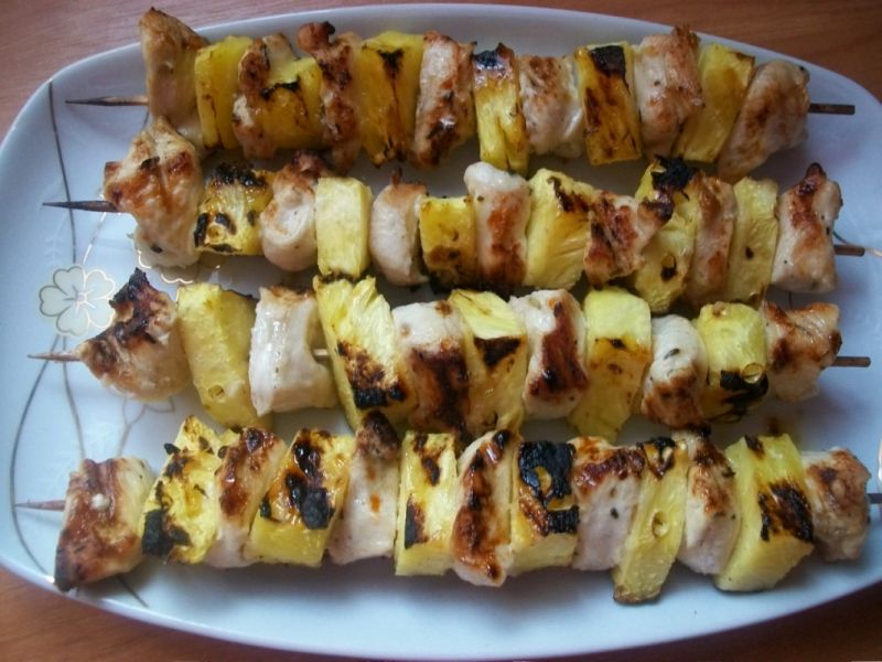 Szaszłyki z cytrynowym kurczakiem i ananasem