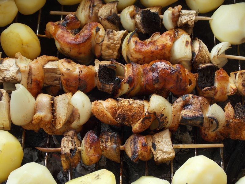 Szaszłyki z falbanek fileta z pieczarkami i cebulą