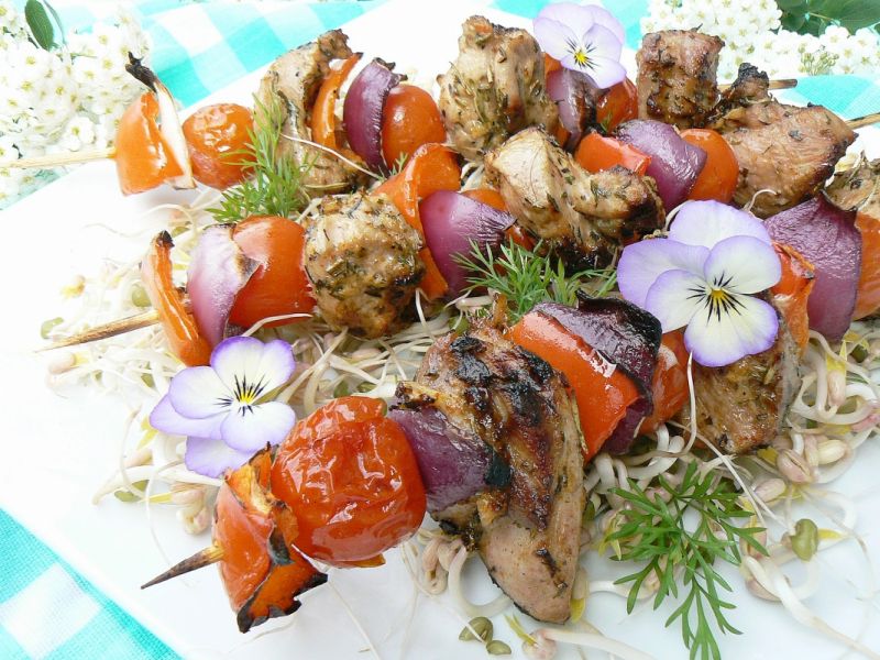 Szaszłyki z indyka z kiełkami 