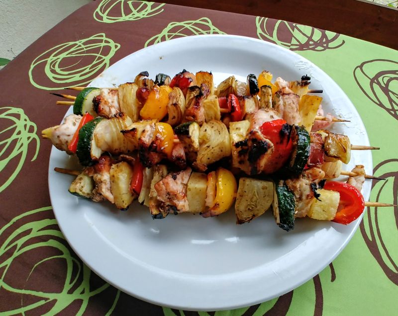 Szaszłyki z indykiem, warzywami i ananasem