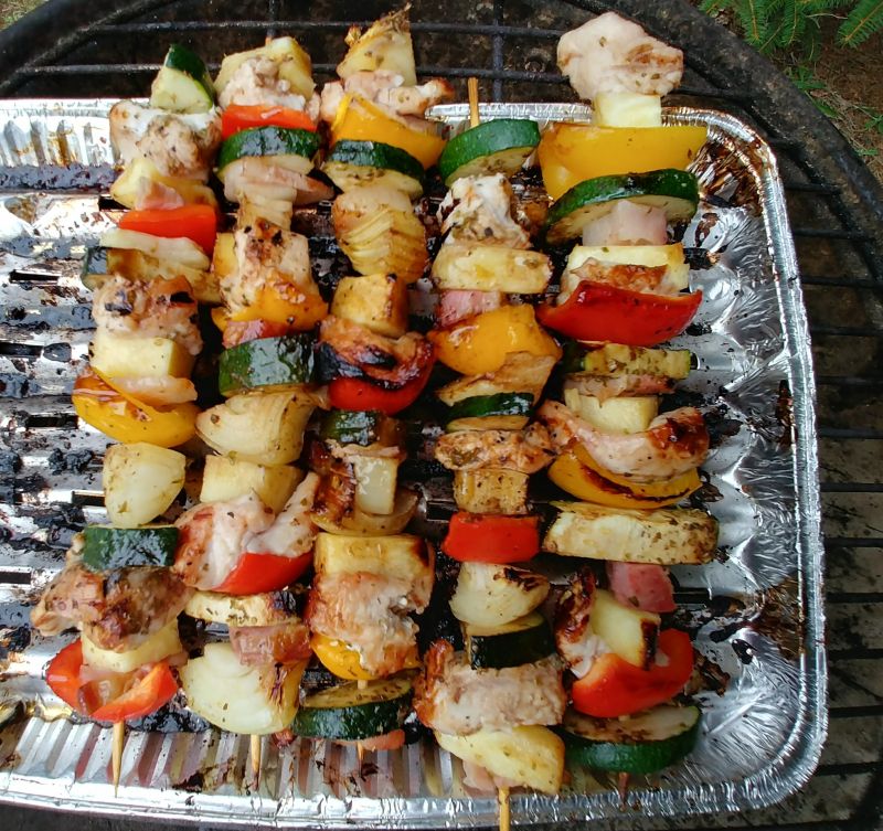 Szaszłyki z indykiem, warzywami i ananasem