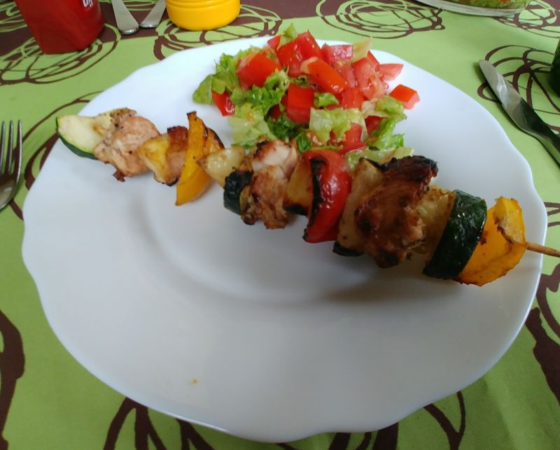 Szaszłyki z indykiem, warzywami i ananasem