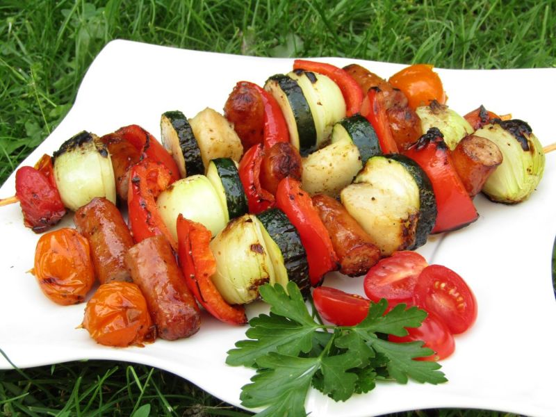 Szaszłyki  z kabanosami, warzywami i gruszką