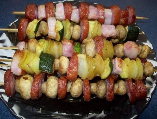 Szaszłyki z kiełbasą, cukinią i boczkiem