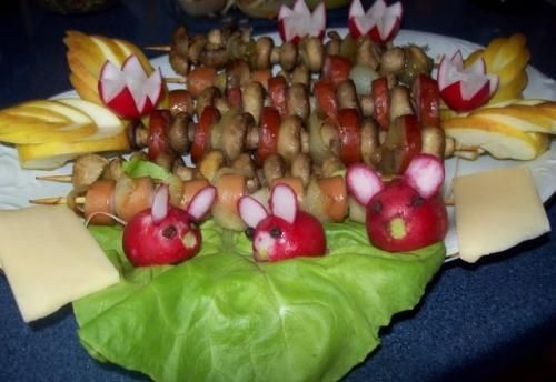 Szaszłyki z kiełbasą i pieczarkami Szaszłyki z kiełbasą i pieczarkami