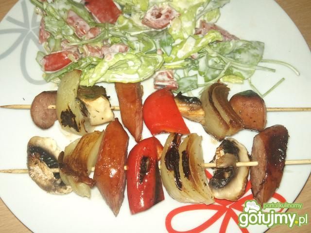 Szaszłyki z kiełbasą i warzywami Szaszłyki z kiełbasą i warzywami