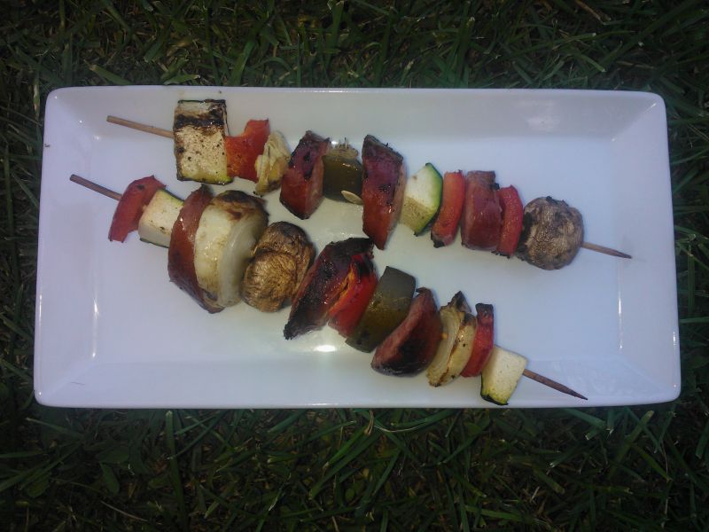 Szaszłyki z kiełbasą i warzywami