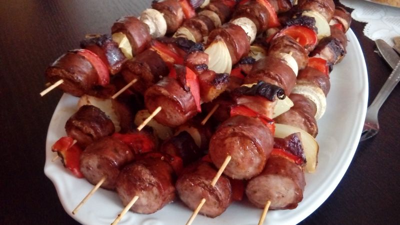 Szaszłyki z kiełbasy i boczku Szaszłyki z kiełbasy i boczku