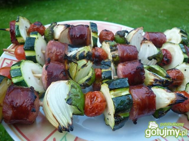 Szaszłyki z kiełbasy i warzyw Szaszłyki z kiełbasy i warzyw