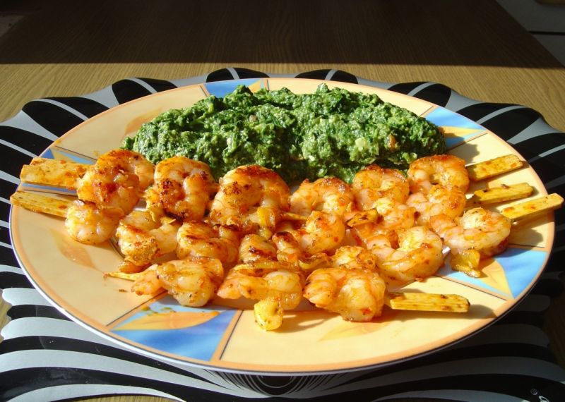 Szaszłyki z krewetek ze szpinakiem