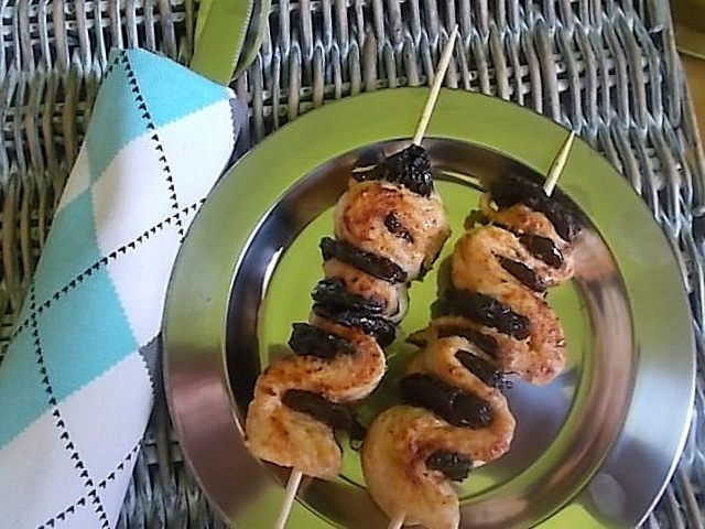 Szaszłyki z kurczaka i suszonej śliwki