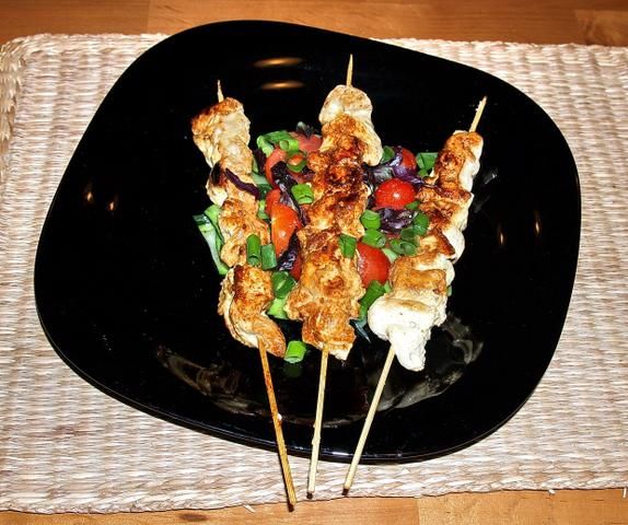 szaszłyki z kurczaka  na warzywach