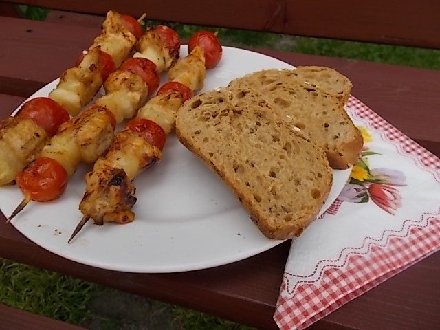 Szaszłyki z kurczakiem, ananasem i pomidorkami