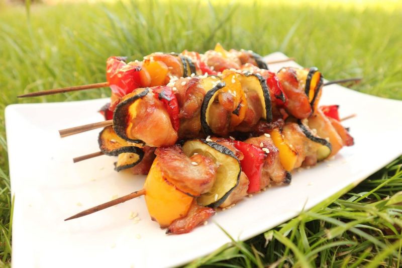 Szaszłyki z kurczakiem cukinią i papryką Szaszłyki z kurczakiem cukinią i papryką