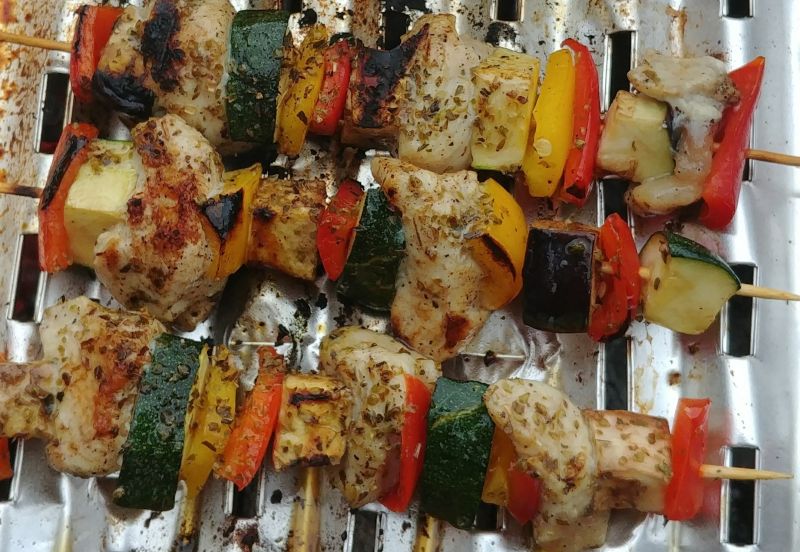 Szaszłyki z kurczakiem, cukinią, papryką