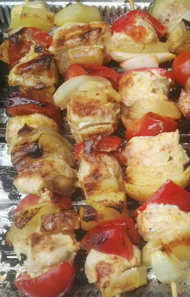 Szaszłyki z kurczakiem curry, ananasem i papryką