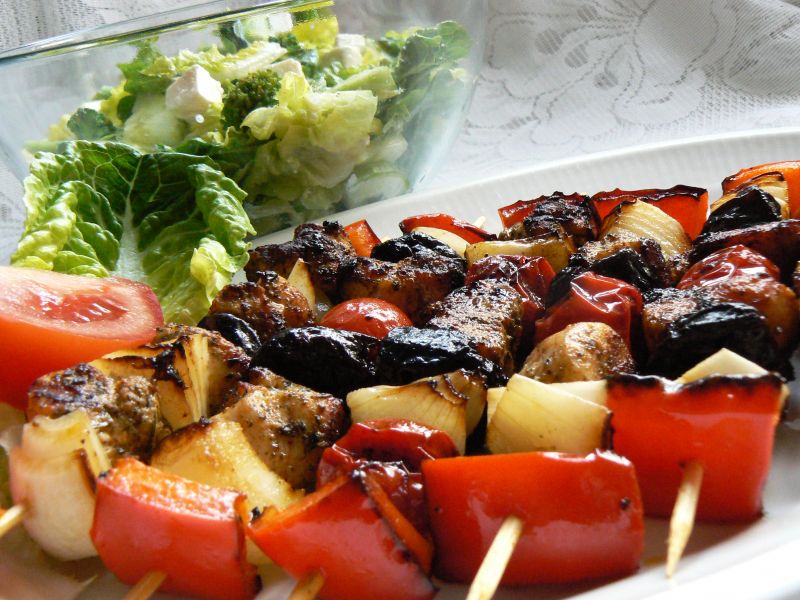 Szaszłyki z kurczakiem i wędzoną śliwką