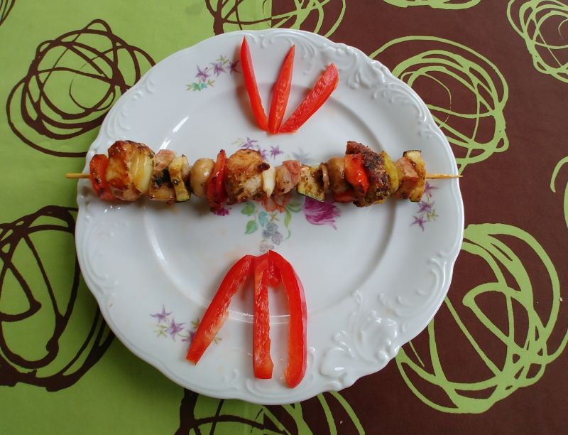 Szaszłyki z kurczakiem teriyaki, boczkiem, papryką