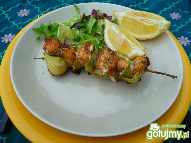 Szaszłyki z łososia i cukinii z grilla