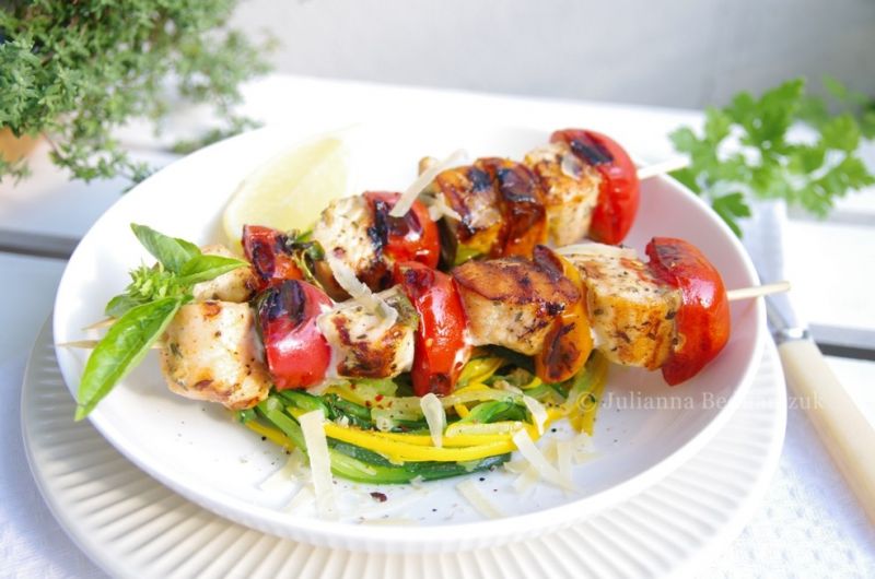 Szaszłyki z łososia na cukiniowym spaghetti Szaszłyki z łososia na cukiniowym spaghetti