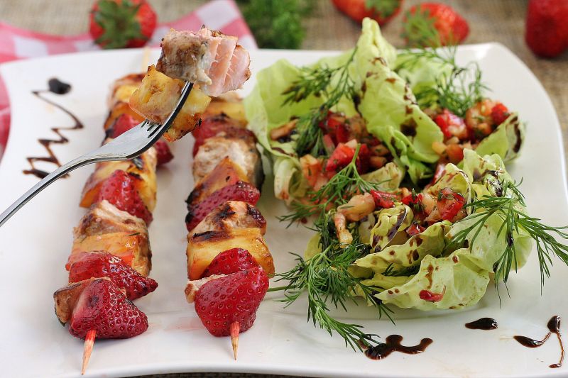 Szaszłyki z łososia z salsą truskawkową Szaszłyki z łososia z salsą truskawkową