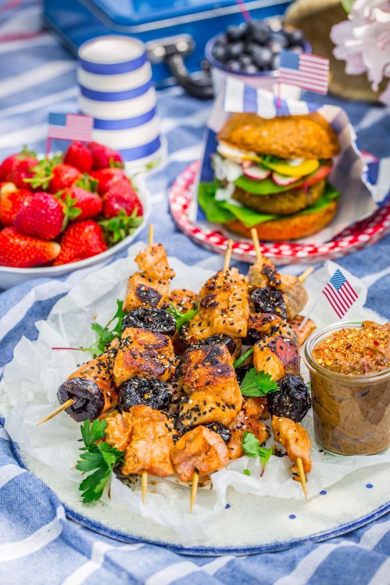 Szaszłyki z łososia ze śliwką kalifornijską Szaszłyki z łososia ze śliwką kalifornijską