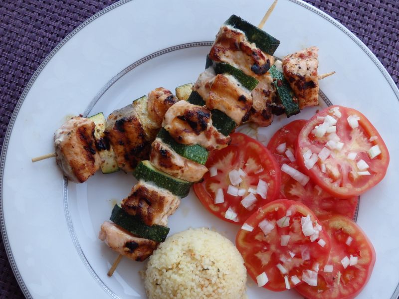 Szaszłyki z łososiem i cukinią