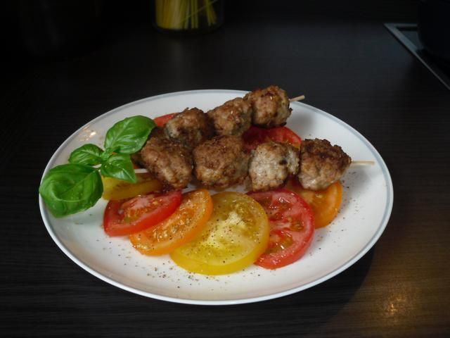 Szaszlyki z mielonego  na pomidorach.