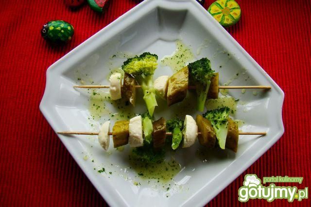 Szaszłyki z mozzarellą i brokułami  Szaszłyki z mozzarellą i brokułami