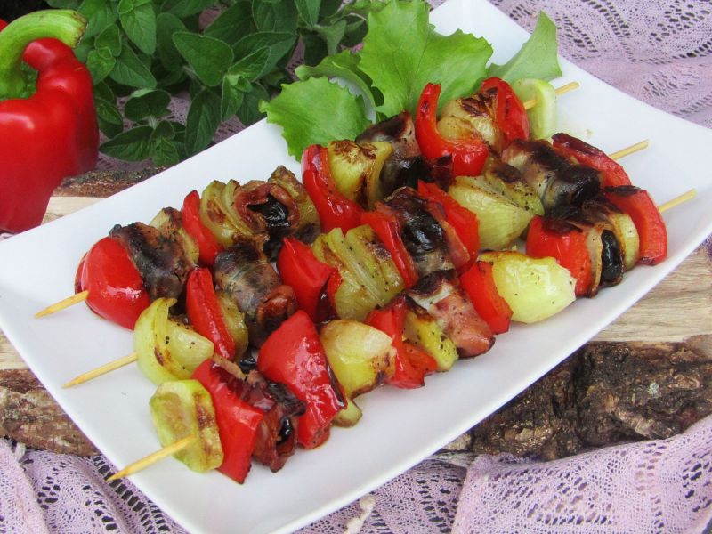 Szaszłyki z papryką, boczkiem i suszonymi śliwkami Szaszłyki z papryką, boczkiem i suszonymi śliwkami