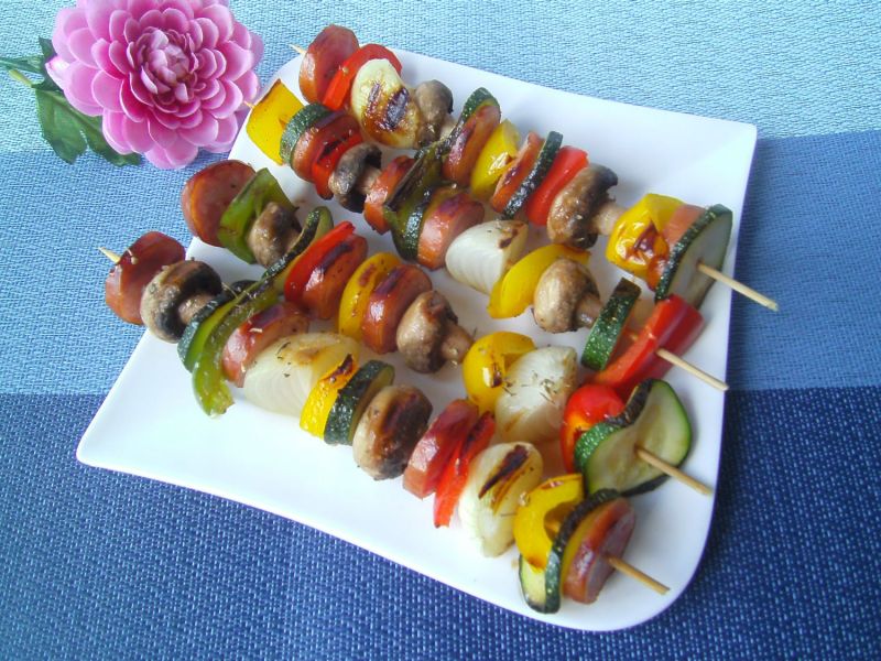 Szaszłyki z pieczarkami, cukinią i kiełbasą Szaszłyki z pieczarkami, cukinią i kiełbasą
